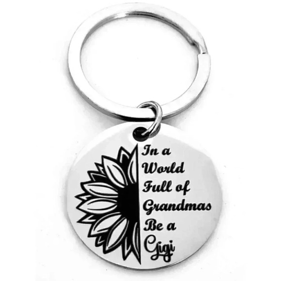 In a World Full Of Grandma Be A Gigi Keychain - Picture 1 of 1